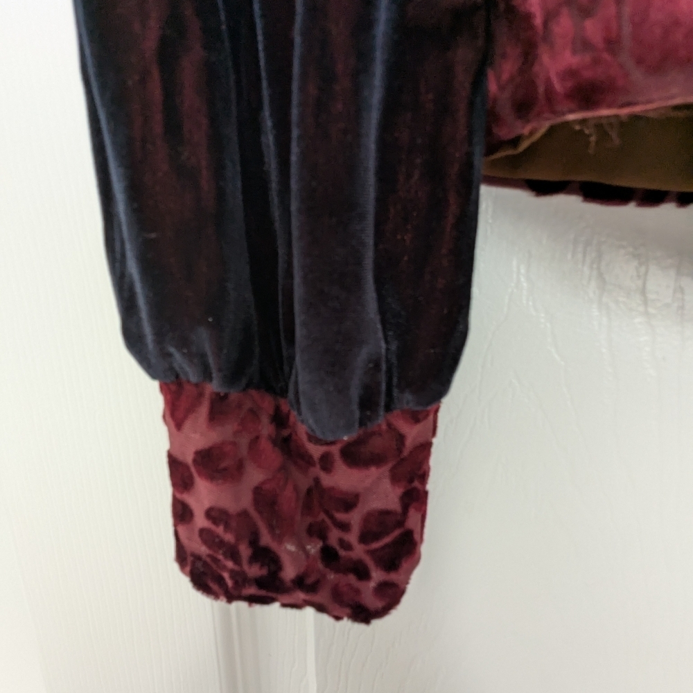 Striking Women's (Size Medium) Velvet V-Neck Blouse/Top - Picture 4 of 11